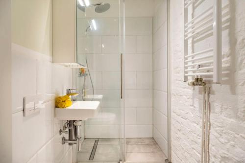 Cosy Three BR Two BTH plus AC plus Self CheckIn plus Street Parking - image 7
