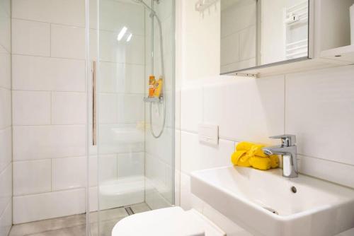 Cosy Three BR Two BTH plus AC plus Self CheckIn plus Street Parking - main image
