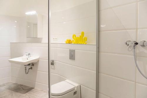Central Apartment - image 10