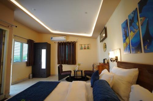 1 queen bed, 1 sofa bed