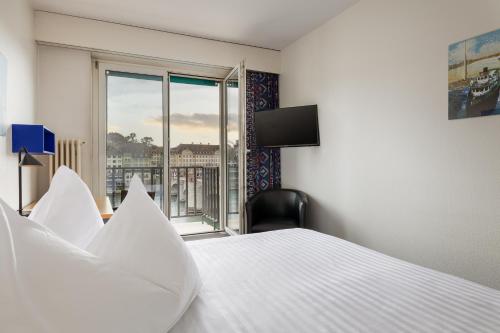 Deluxe Double Room with Balcony and River View