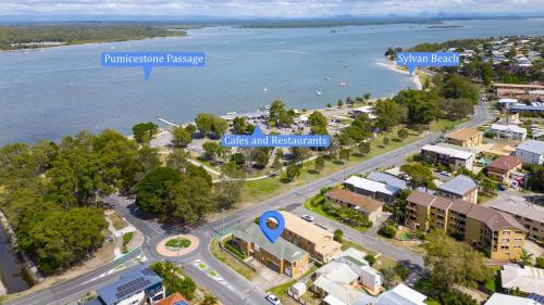 Stylish Unit Opposite Foreshore - Sylvan Beach Esp, Bellara Bribie Island