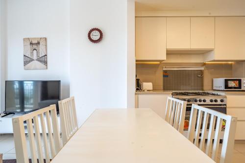 Primestay - 2BR -Zahra Breeze Town Square - image 3