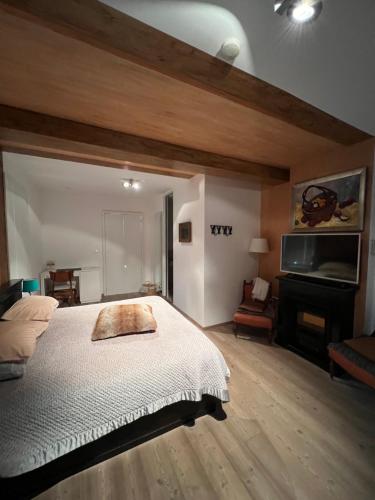 Deluxe Double Room with Balcony image 7
