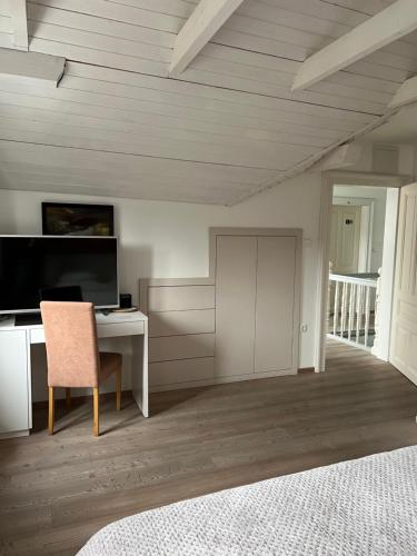 Standard Double Room image 6