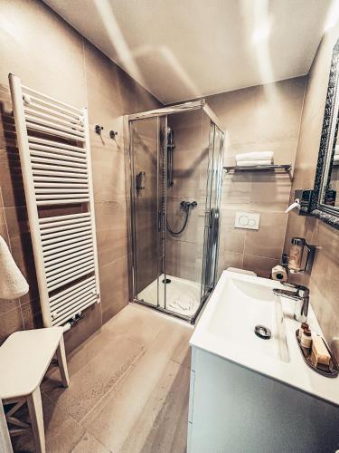 Twin Room image 3