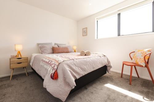 Modern 2 bedroom by Hagley Park