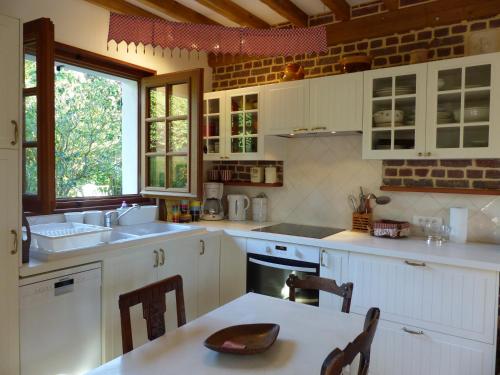 virtuve, La Flore De Lys, lovely cottage ideal for 2 adults and 1 bebe in Saint-Jouin-Bruneval