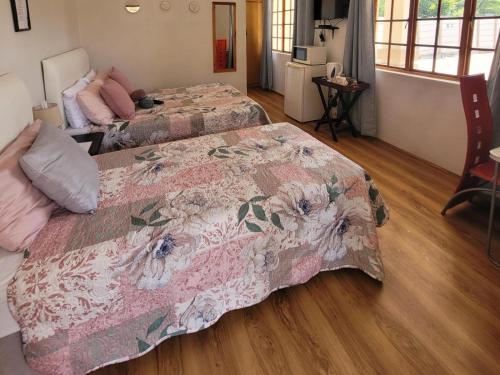 1 double bed, 1 twin bed