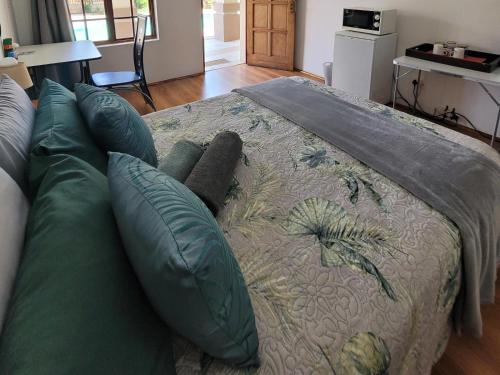 1 double bed, 1 twin bed
