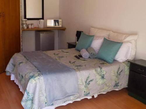 1 double bed, 1 twin bed