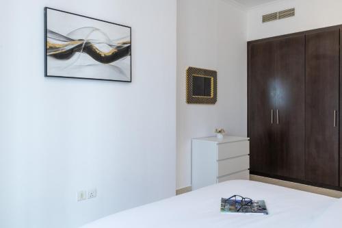 Bright One Bedroom Perfect Location - main image
