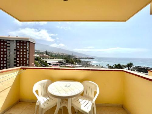 Apartment at few metres from the beach, with heated pool and beautiful view