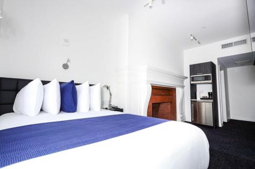 Stylish Hotel Room in Boston's Fenway - Unit #107 thumb 3