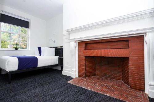 Stylish Hotel Room in Boston's Fenway - Unit #104 v2 thumb 2