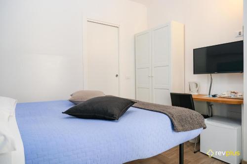 Double Room with Balcony image 6