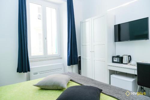 Double Room image 6