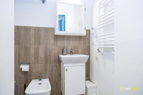 Double Room with Balcony image 4