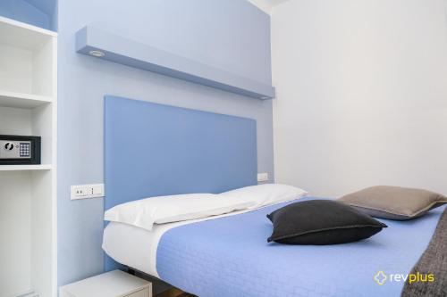 Double Room with Balcony image 3