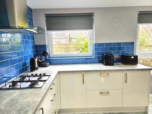 Lovely 3 bedroom Apartment By Sensational Stay Short Lets & Service Accommodation with 6 beds - image 6