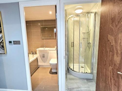 Lovely 3 bedroom Apartment By Sensational Stay Short Lets & Service Accommodation with 6 beds - image 12