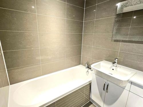 Lovely 3 bedroom Apartment By Sensational Stay Short Lets & Service Accommodation with 6 beds - image 13