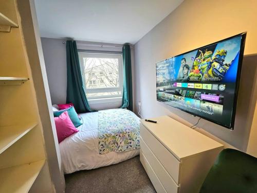 Lovely 3 bedroom Apartment By Sensational Stay Short Lets & Service Accommodation with 6 beds - image 11