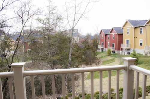 Stunning 4-BR Houses with On-Site Pool in Bloomington, USA