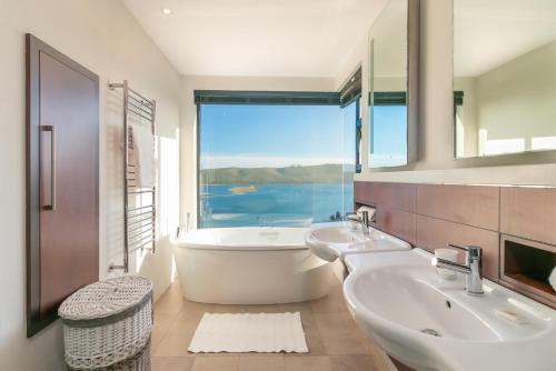 Fürdőszoba, Dazzling View, Knysna - Stunning holiday villa with roof deck & 360° views in Knysna Csúcs