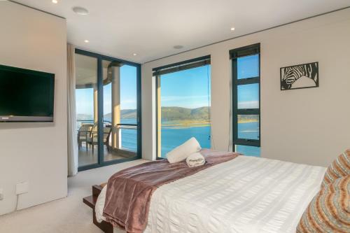 Dazzling View, Knysna - Stunning holiday villa with roof deck & 360° views Dazzling View, Knysna - Stunning holiday villa with roof deck & 360° views