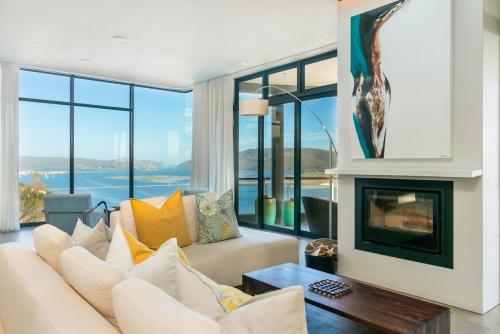 Dazzling View, Knysna - Stunning holiday villa with roof deck & 360° views Dazzling View, Knysna - Stunning holiday villa with roof deck & 360° views