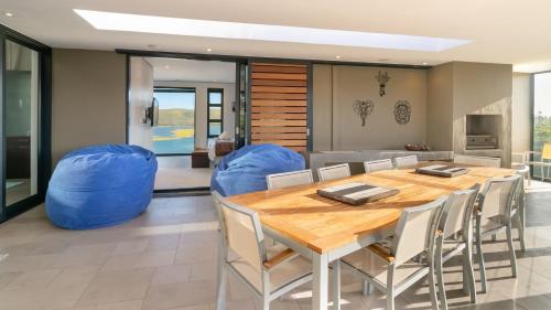 Dazzling View, Knysna - Stunning holiday villa with roof deck & 360° views Dazzling View, Knysna - Stunning holiday villa with roof deck & 360° views