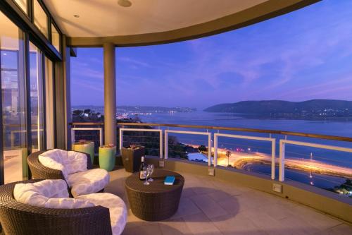 Dazzling View, Knysna - Stunning holiday villa with roof deck & 360° views Dazzling View, Knysna - Stunning holiday villa with roof deck & 360° views
