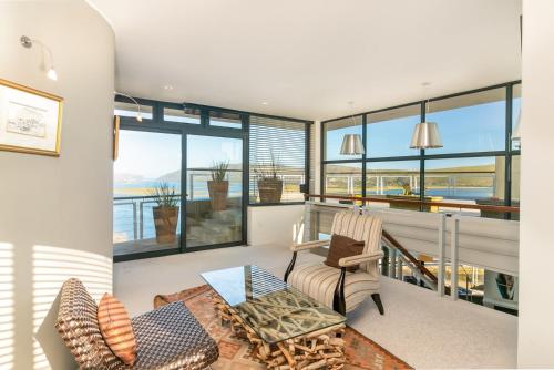 Dazzling View, Knysna - Stunning holiday villa with roof deck & 360° views Dazzling View, Knysna - Stunning holiday villa with roof deck & 360° views