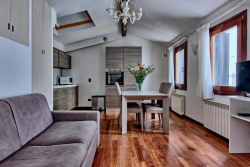 Charming Venice Apartments - Tap to explore photos