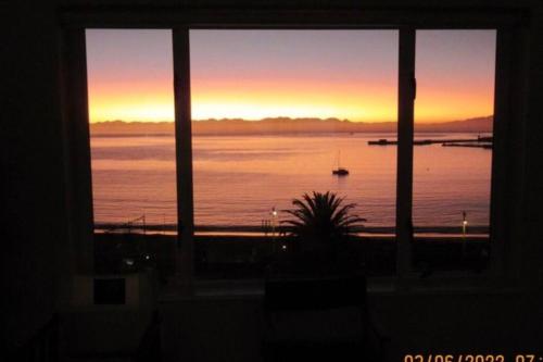 Lock up & go apt w/ great views in Simons Town