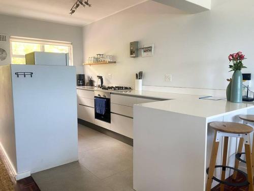 Lock up & go apt w/ great views in Simons Town