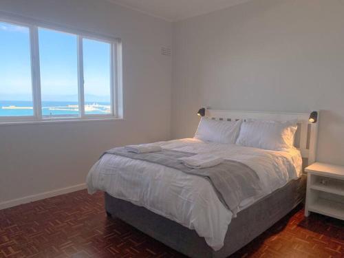 Lock up & go apt w/ great views in Simons Town