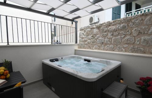 Modern Jacuzzi Apartment Minnie 3