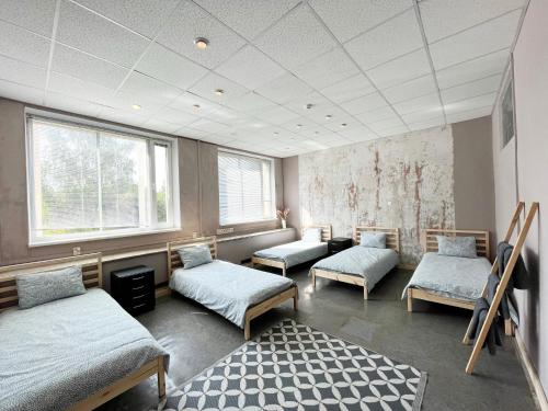 5 twin beds