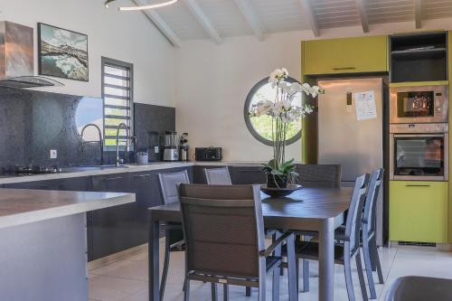 ห้องครัว, Villa aux orchidées - 3 chambres piscine vue Mer - Salon Climatisée (Villa aux orchidees - 3 chambres piscine vue Mer - Salon Climatisee) in มาเร่ เกลลาร์ด