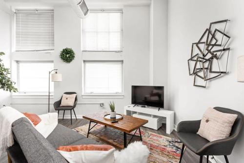 Modern Downtown Apartment 2BR 2BA by CozySuites
