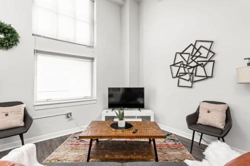 Modern Downtown Apartment 2BR 2BA by CozySuites thumb 3