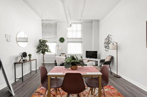 Modern Downtown Apartment 2BR 2BA by CozySuites detail