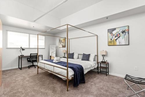 Modern 2BR 2BA Downtown Apartment by CozySuites