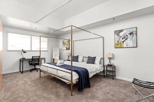 Modern Downtown Apartment 2BR 2BA by CozySuites detail