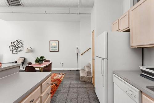 Modern 2BR 2BA Downtown Apartment by CozySuites