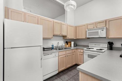 Modern 2BR 2BA Downtown Apartment by CozySuites