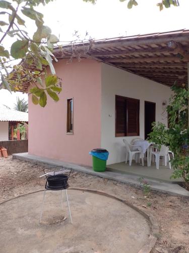 CHALE PERTO DA PRAIA COM DUAS SUITES E VARANDAO in Piacabucu