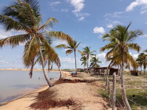 CHALE PERTO DA PRAIA COM DUAS SUITES E VARANDAO in Piacabucu